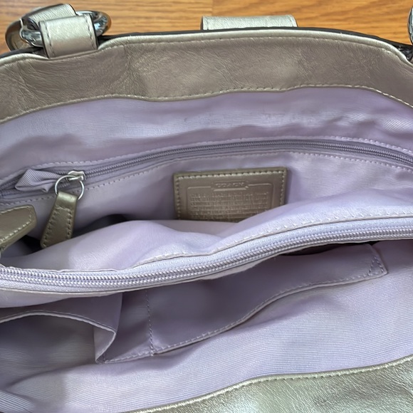 COACH F19448 GOLD SOHO TEXTURED SIGNATURE EMBOSSED LEATHER CARRYALL BAG - Picture 4 of 13